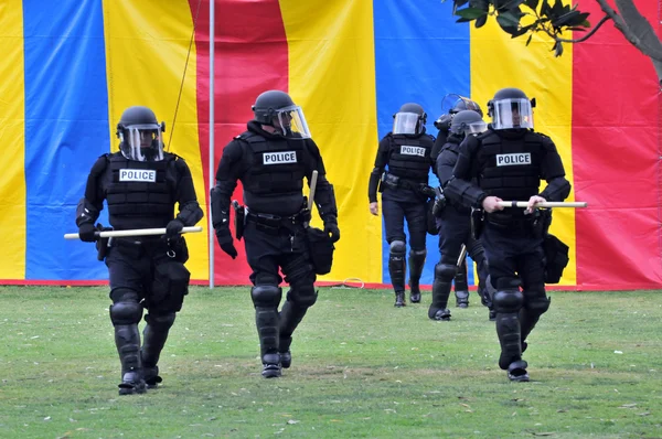Machtdemonstration - Polizei in Krawallausrüstung bewegt sich auf die Unruhen zu — Stockfoto