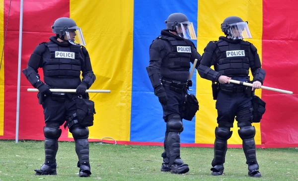 Show of force - police in riot gear move toward the civil unrest — Stock Photo, Image