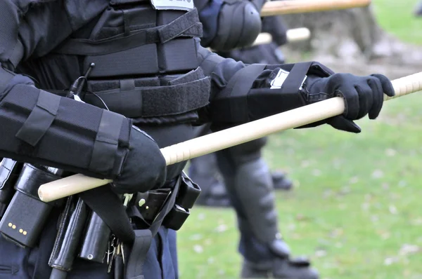 Térkép-erő - rendőrség tömegoszlató eszközöket elmozdulni a zavargások — Stock Fotó