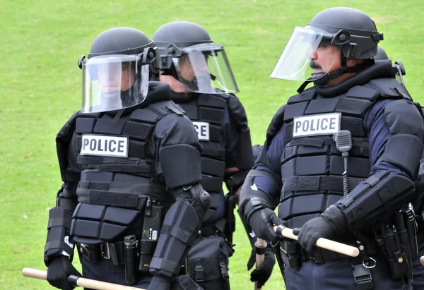 Demostración de fuerza: la policía en equipo antidisturbios avanza hacia los disturbios civiles — Foto de Stock