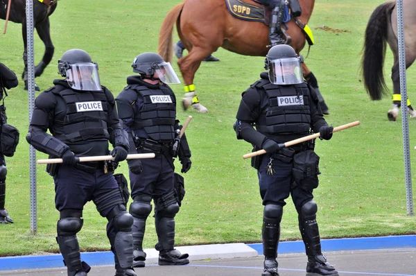 Show of force - police in riot gear move toward the civil unrest — Stock Photo, Image