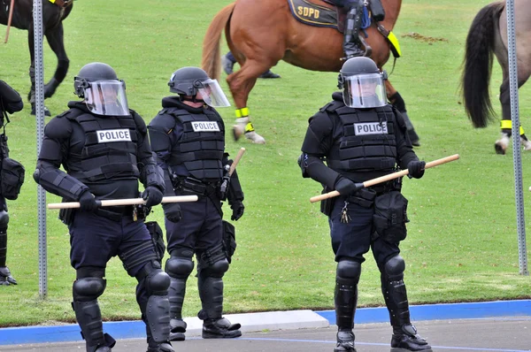 Dimostrazione di forza - la polizia in tenuta antisommossa si muove verso i disordini civili — Foto Stock