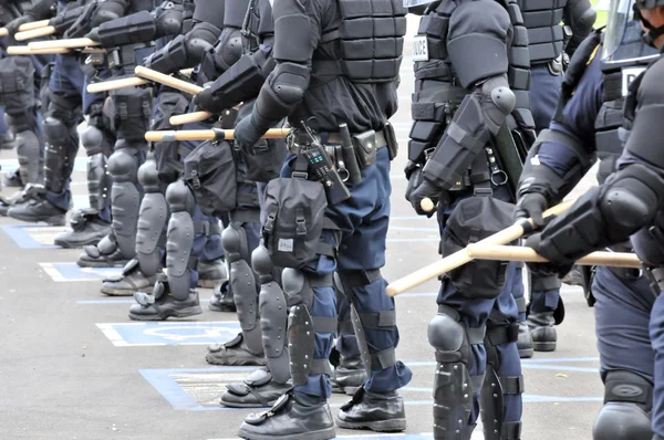 Machtdemonstration - Polizei in Krawallausrüstung bewegt sich auf die Unruhen zu — Stockfoto