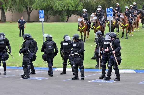 Show van kracht - politie in reltoestel bewegen in de richting de burgerlijke onrust — Stockfoto