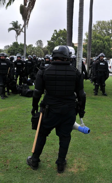 Agentes da Polícia em equipamento de proteção total respondem a uma perturbação civil — Fotografia de Stock