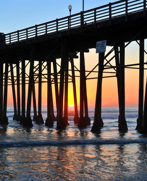 Anlegestelle am Meer bei Sonnenuntergang — Stockfoto