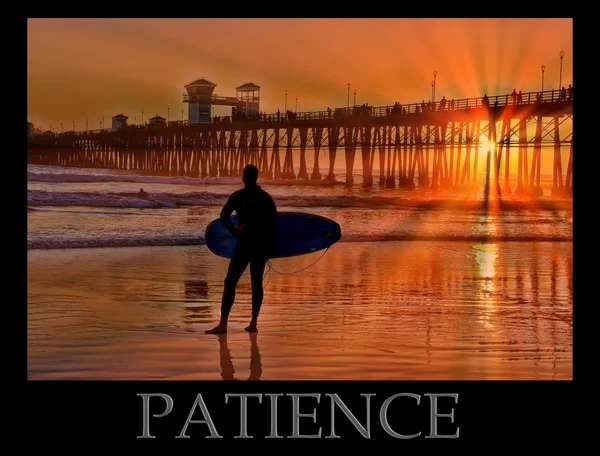 Ein silhouettierter Surfer wartet auf das perfekte Set — Stockfoto