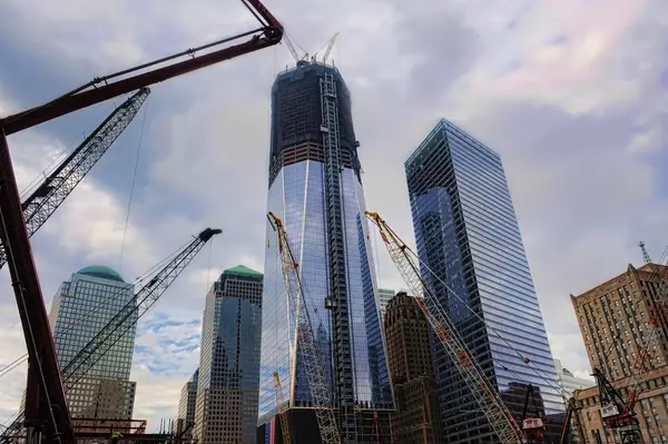 The Freedom Tower rises to over 1000 feet — Stock Photo, Image