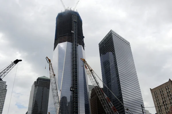 The Freedom Tower rises to over 1000 feet — Stock Photo, Image