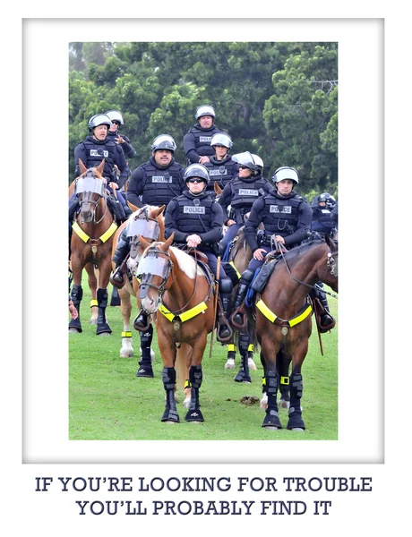 Politieagenten in beschermende kleding te paard — Stockfoto