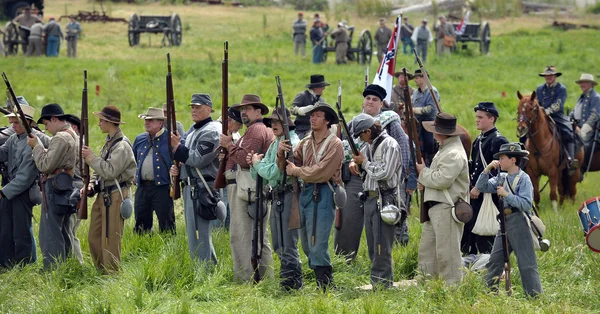 Confederados no campo de batalha . — Fotografia de Stock