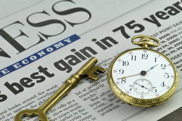 Pocket watch and skeleton key — Stock Photo, Image