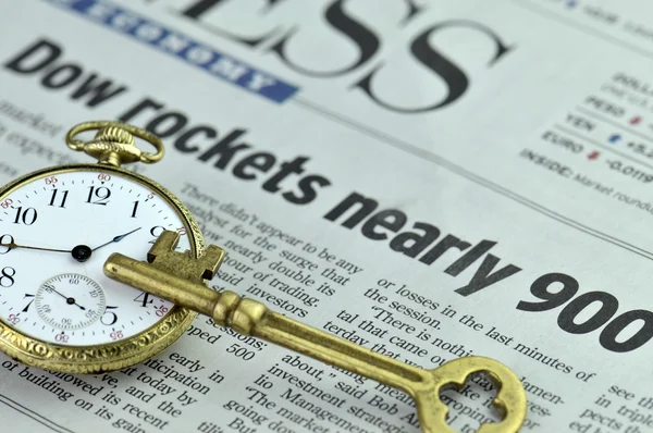 Pocket watch and skeleton key — Stock Photo, Image