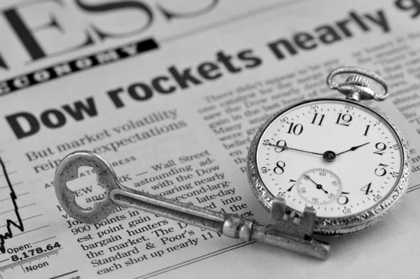 Pocket watch and skeleton key — Stock Photo, Image