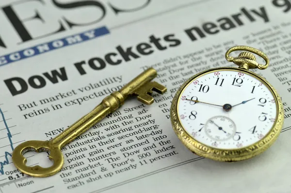Pocket watch and skeleton key — Stock Photo, Image