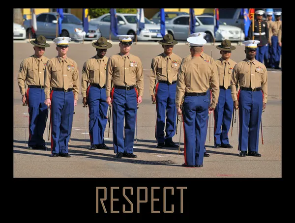 De pie a la atención - Marines estadounidenses en una ceremonia — Foto de Stock