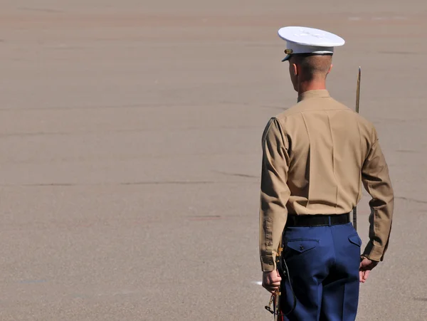 Egyesült Államok Marine Corps-tisztviselő állandó Figyelem — Stock Fotó