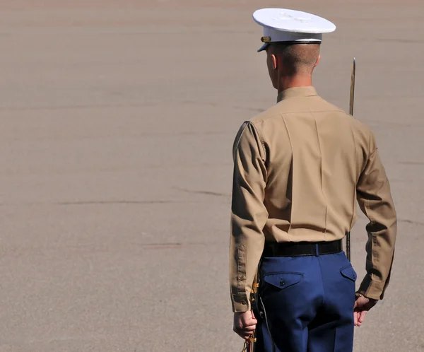 アメリカ合衆国海兵隊の役人の注意に立っています。 — ストック写真