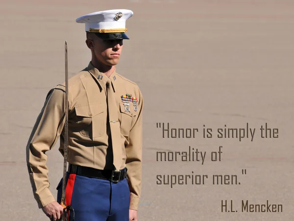 Офицер морской пехоты США, стоящий на страже — стоковое фото