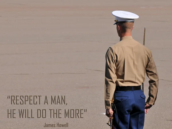 Officier du Corps des Marines des États-Unis en alerte — Photo