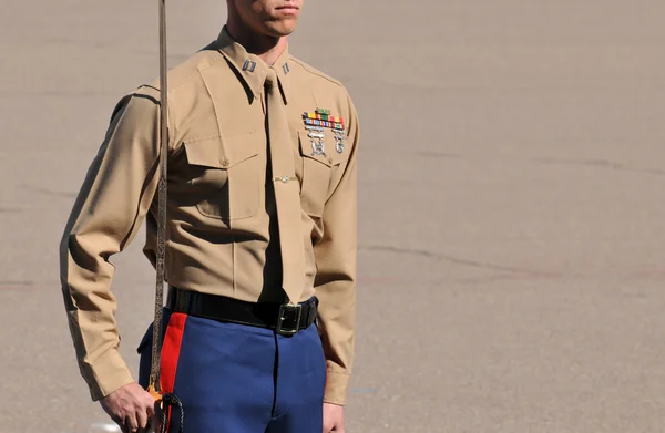Marinekorps-Offizier der Vereinigten Staaten steht im Blickpunkt — Stockfoto