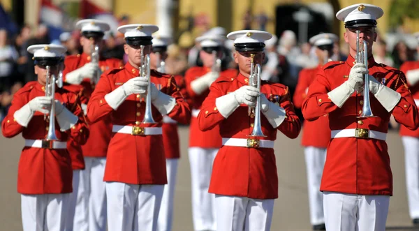 Az Egyesült Államok Marine Corps menetelő zenekar tagjai — Stock Fotó