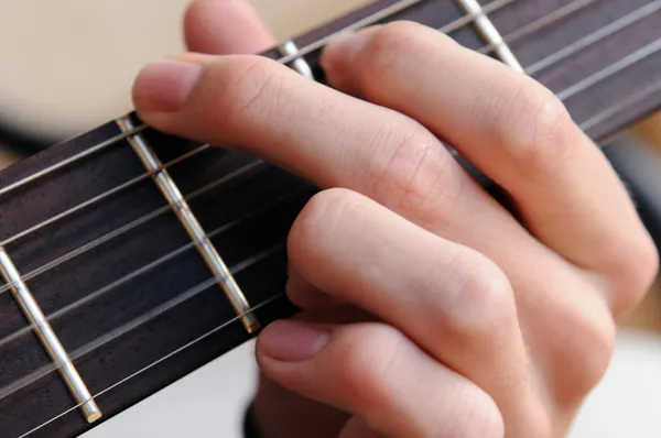 Een man die gitaar speelt — Stockfoto