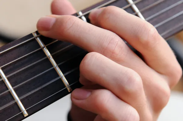 Mann spielt Gitarre — Stockfoto