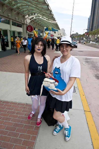 SAN DIEGO, CALIFORNIA - JULY 13: Participants Bree and Sage Orzeschowski dresses in costume while at Comicon in the Convention Center on July 13, 2012 in San Diego, California. — Stock Photo, Image