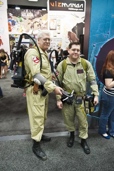 SAN DIEGO, CALIFORNIA - JULHO 13: Os participantes Dave e Jeff Teel se vestem como Caça-Fantasmas enquanto estavam no Comicon no Centro de Convenções em 13 de julho de 2012 em San Diego, Califórnia . — Fotografia de Stock