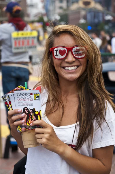 SAN DIEGO, CALIFORNIA - JULY 13: Participant Jasmin Cibelin on the streets while at Comicon in the Convention Center on July 13, 2012 in San Diego, California. — Stock Photo, Image