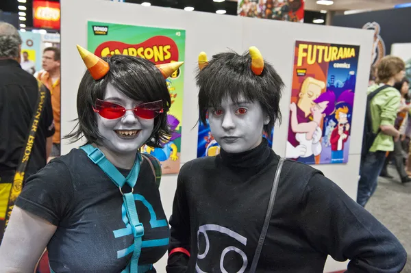 SAN DIEGO, CALIFORNIA - JULY 13: Participants Sabrina Zaitz and Delaney Oldenburg in costume while at Comicon in the Convention Center on July 13, 2012 in San Diego, California. — Stock Photo, Image