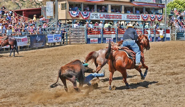 Cowboys deelnemen aan een rodeo — Stockfoto