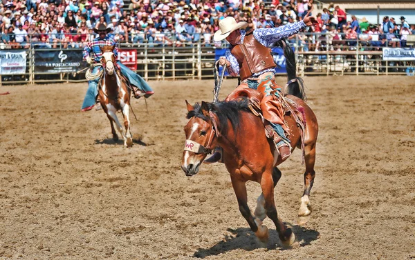 Cowboys deelnemen aan een rodeo — Stockfoto