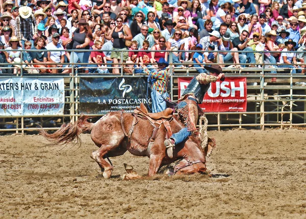 Cowboys participar de um rodeio — Fotografia de Stock