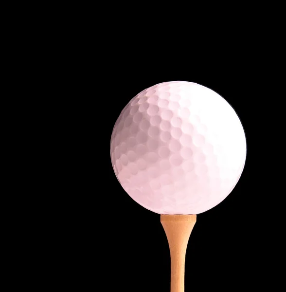 Golfball auf einem Abschlag — Stockfoto