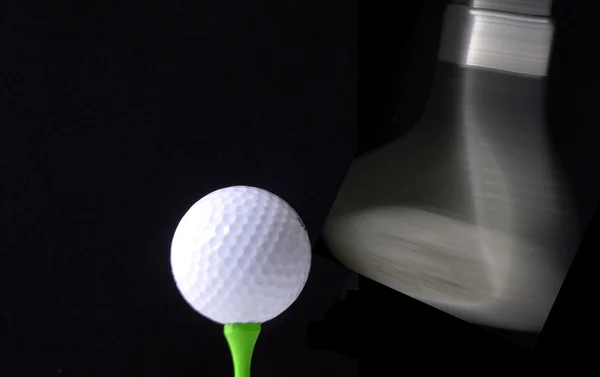 Moment des Aufpralls - Schwarz-Weiß-Bild eines Golfschlägers, der einen Golfball trifft — Stockfoto