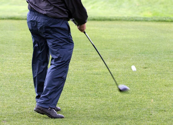 Condução da bola de golfe — Fotografia de Stock