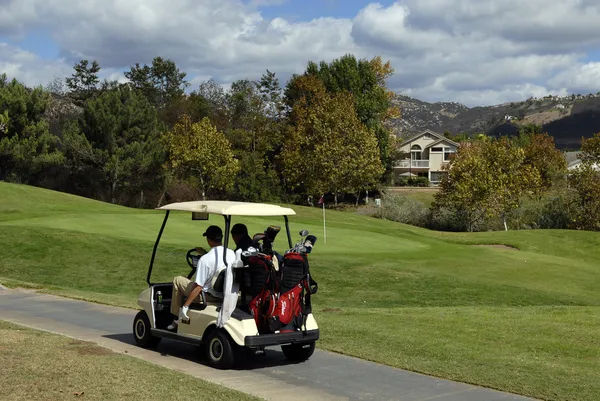 Golfwagen wartet auf Golfer — Stockfoto