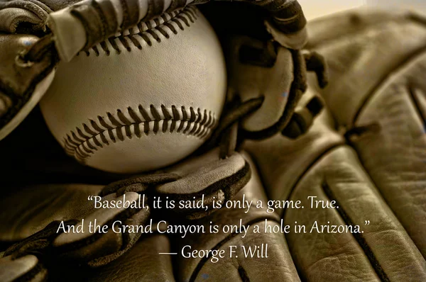 Luva de beisebol, bola, na grama — Fotografia de Stock