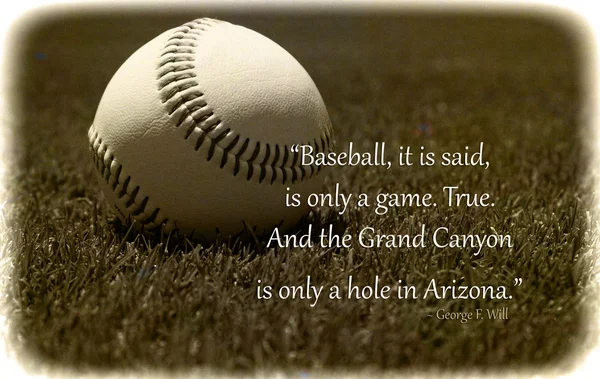Baseball på ytterfältet gräset — Stockfoto