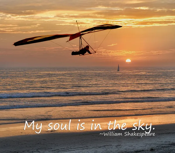 Hang glider with a beautiful sunset background — Stock Photo, Image