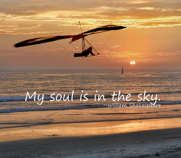 Hang glider with a beautiful sunset background — Stock Photo, Image