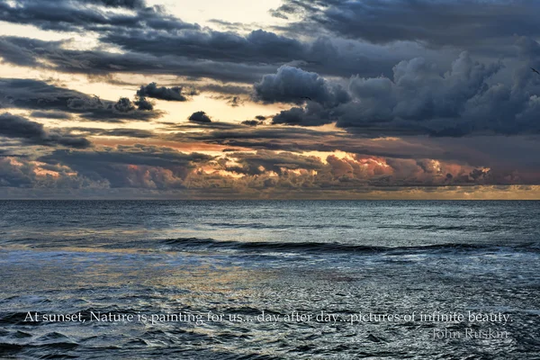 Weergave van onweer wolken boven de zee — Stockfoto