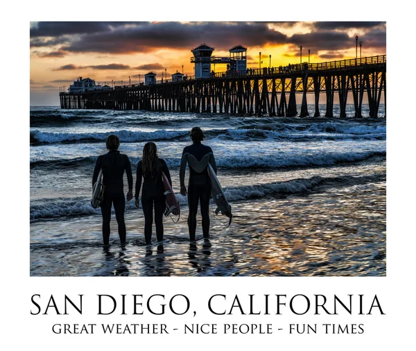 Três surfistas silhuetas no Oceanside Pier, Oceanside, Califórnia . — Fotografia de Stock