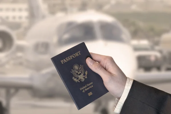 拿我们的护照的手 — 图库照片