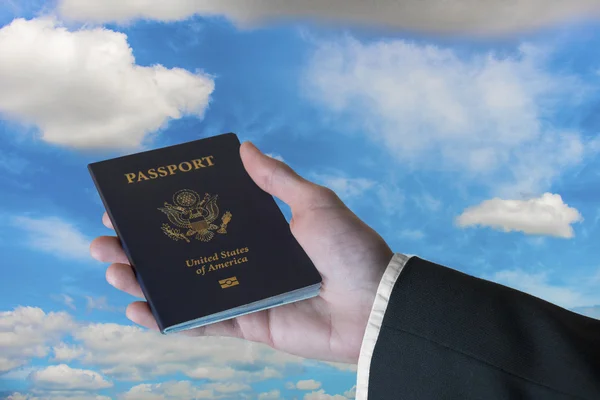 Mano sosteniendo nuestro pasaporte —  Fotos de Stock