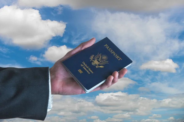 Mano sosteniendo nuestro pasaporte —  Fotos de Stock