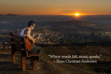 yakışıklı gitarist müzik çalma