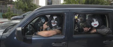bir rock grubu olarak adlandırılan bir arabada canlı öptüm yıllık comic-con Kongre katılmak